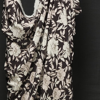 Tryckt viskos svart med blommönster