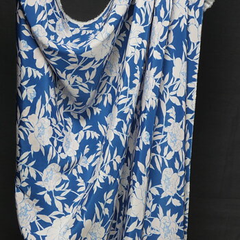Tryckt viskos blått med blommönster