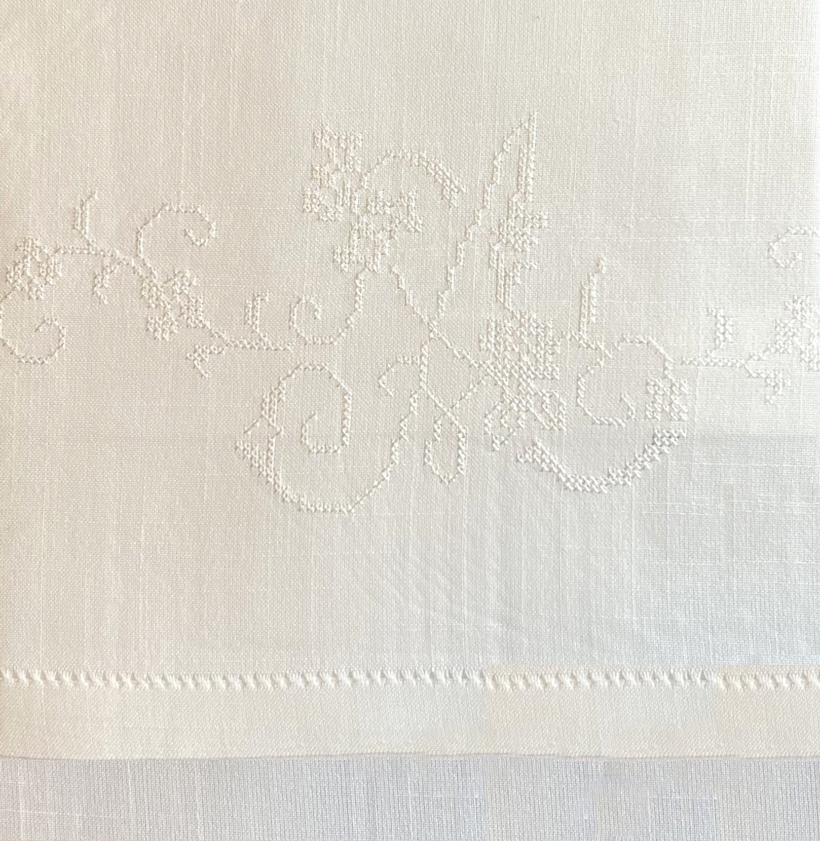 Hissgardin monogram A och hålsöm vit lantlig stil 