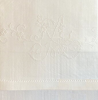Hissgardin monogram A och hålsöm vit lantlig stil 