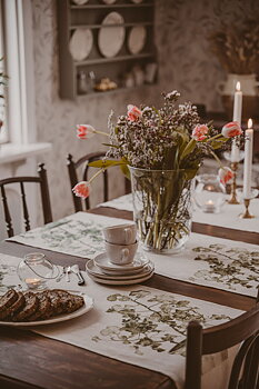 TABLESET WITH GERANIUM RUNNER