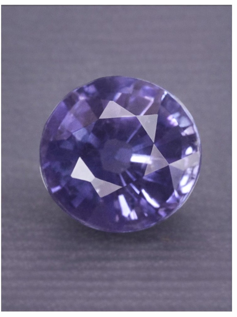 Rara gema de espinela violeta natural redonda de 3,3 mm procedente de Mogok, Birmania.
