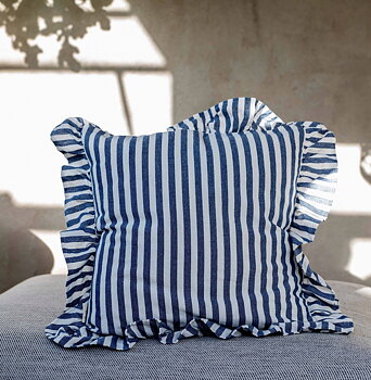 Kuddfodral blå randigt volang shabby chic lantlig stil