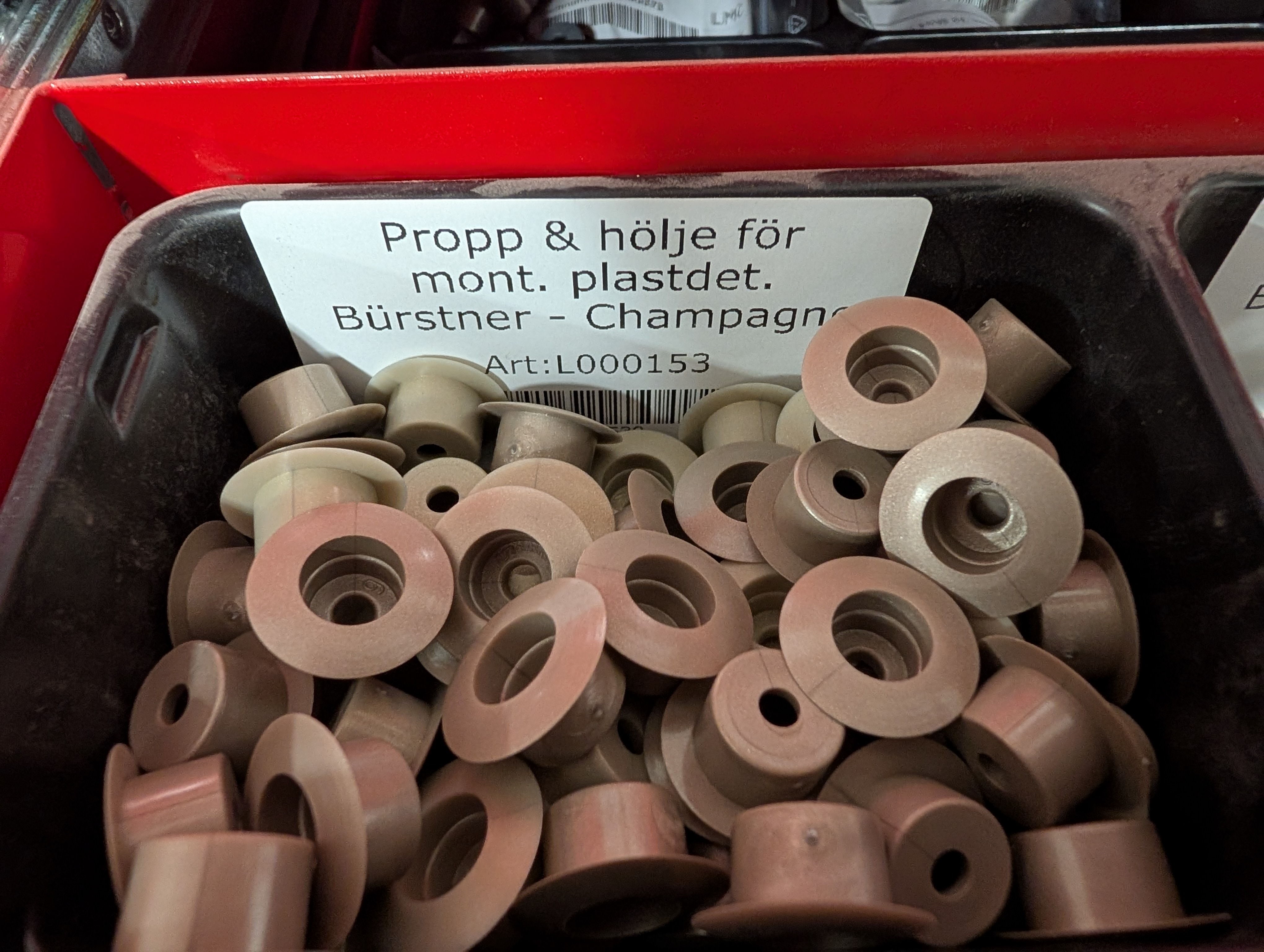Plug & casing for mount. plastic. Bürstner - Champagne - 2