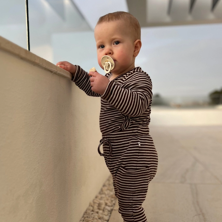 Omlott body i merinoull – kaffe / natur från Little Savage 