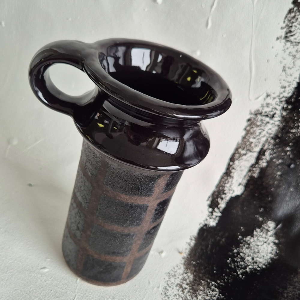 vintage VAS brunsvart med rutmönster och hänkel, h 19,3 cm - 2