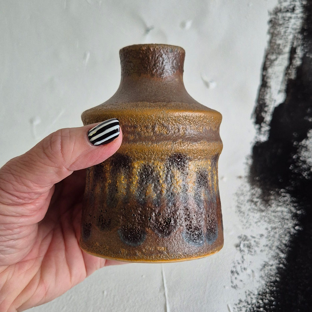 vintage VAS brun-svart-gul med skrovlig matt glasyr, h 10,9 cm - 5