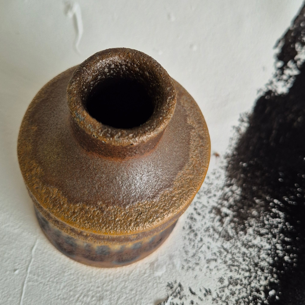 vintage VAS brun-svart-gul med skrovlig matt glasyr, h 10,9 cm - 3