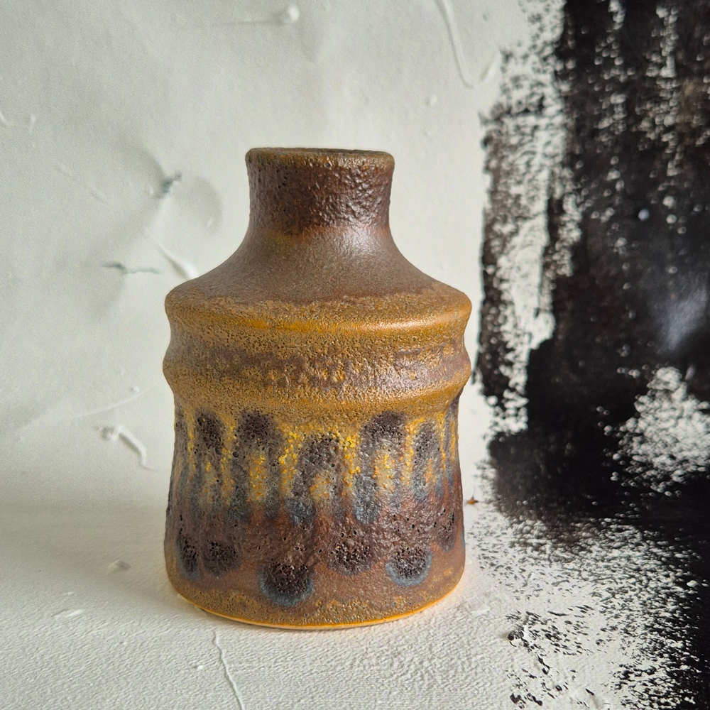 vintage VAS brun-svart-gul med skrovlig matt glasyr, h 10,9 cm