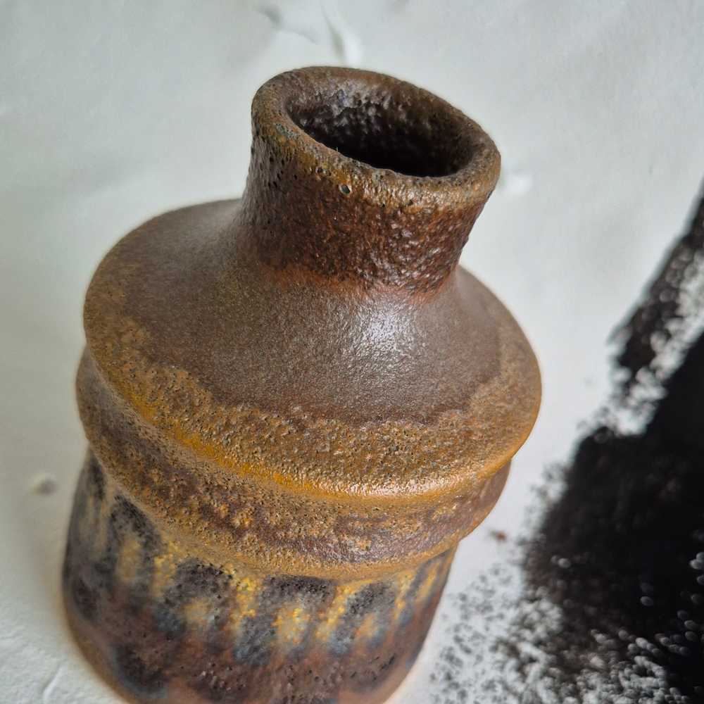 vintage VAS brun-svart-gul med skrovlig matt glasyr, h 10,9 cm - 2