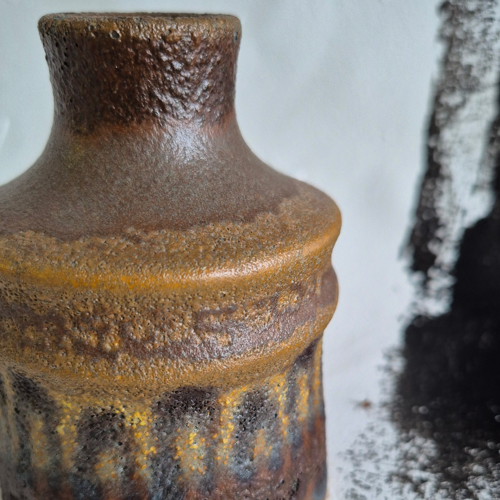 vintage VAS brun-svart-gul med skrovlig matt glasyr, h 10,9 cm - 4