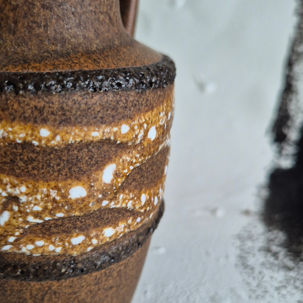 vintage VAS med hänkel, brun-vit, skrovlig matt glasyr, h 13,5 cm - 6