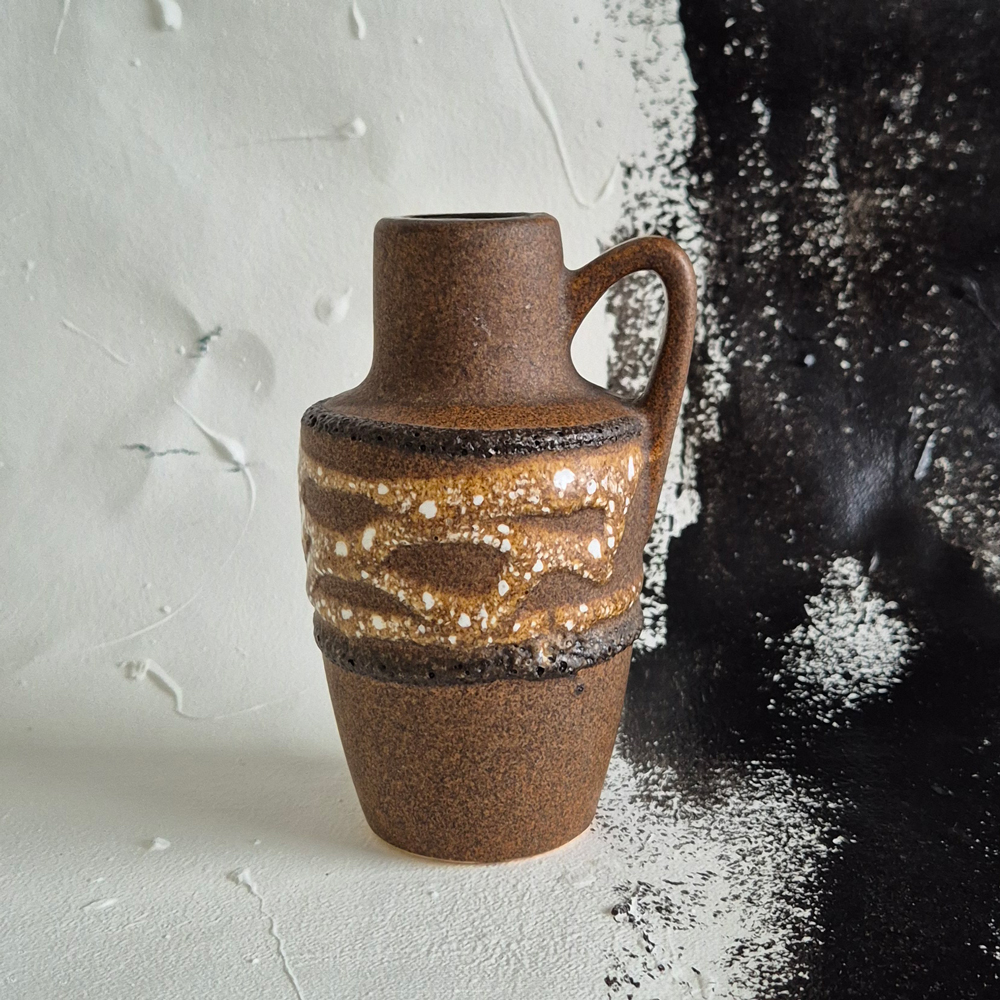 vintage VAS med hänkel, brun-vit, skrovlig matt glasyr, h 13,5 cm