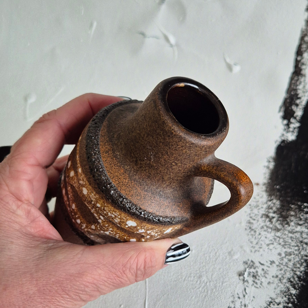 vintage VAS med hänkel, brun-vit, skrovlig matt glasyr, h 13,5 cm - 4