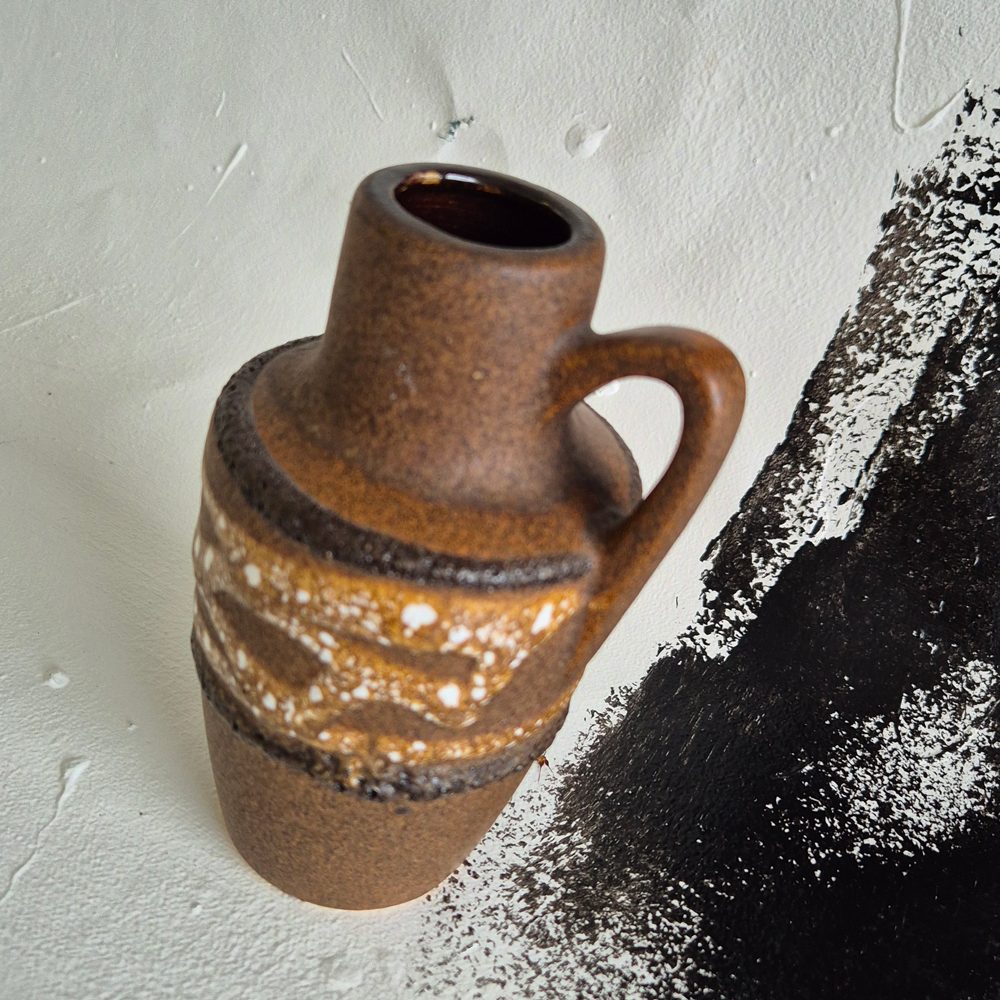 vintage VAS med hänkel, brun-vit, skrovlig matt glasyr, h 13,5 cm - 2