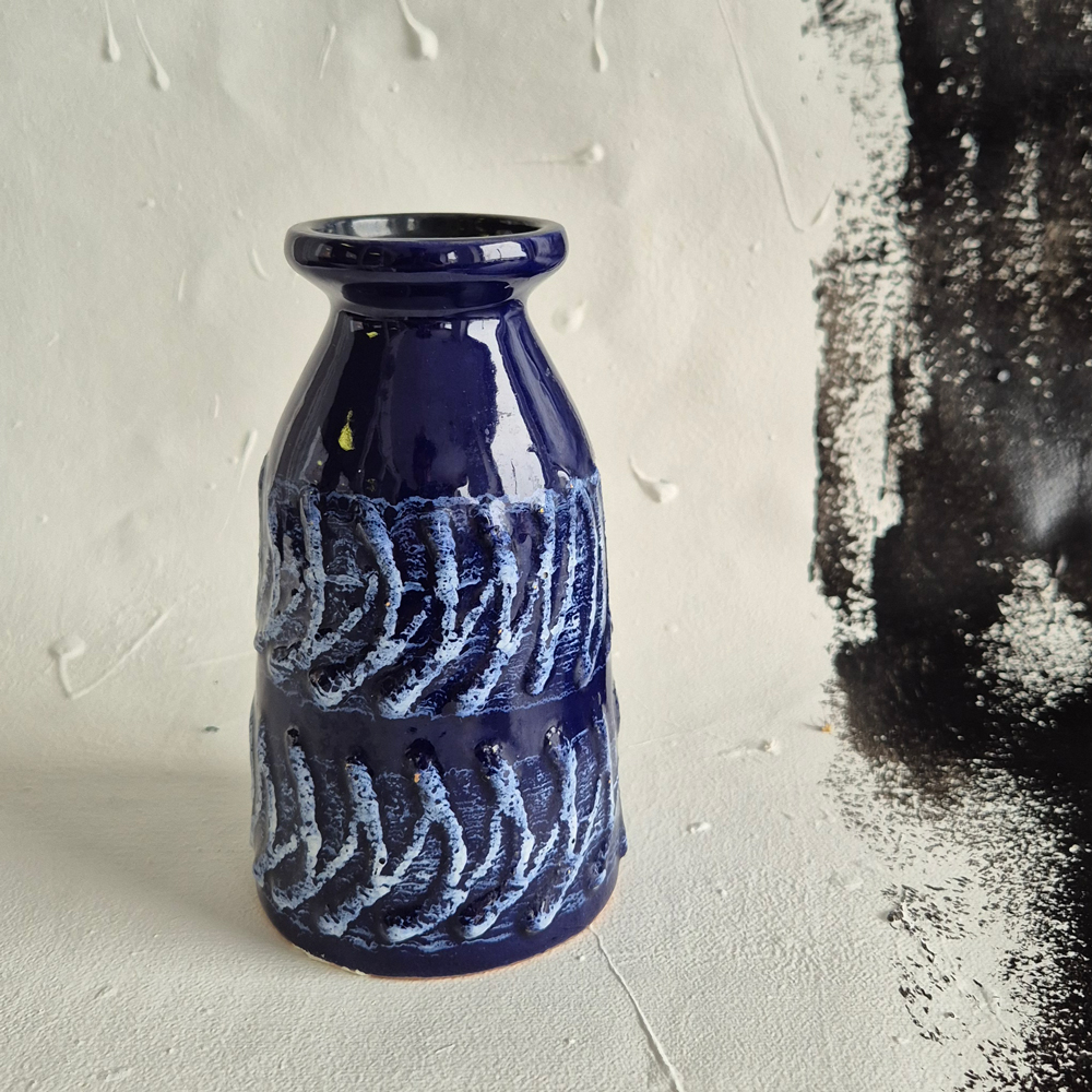 vintage VAS Strehla GDR, blå glasyr med vitt mönster, h 15,5 cm