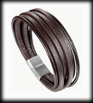 Sex delat läderarmband i brunt läder.