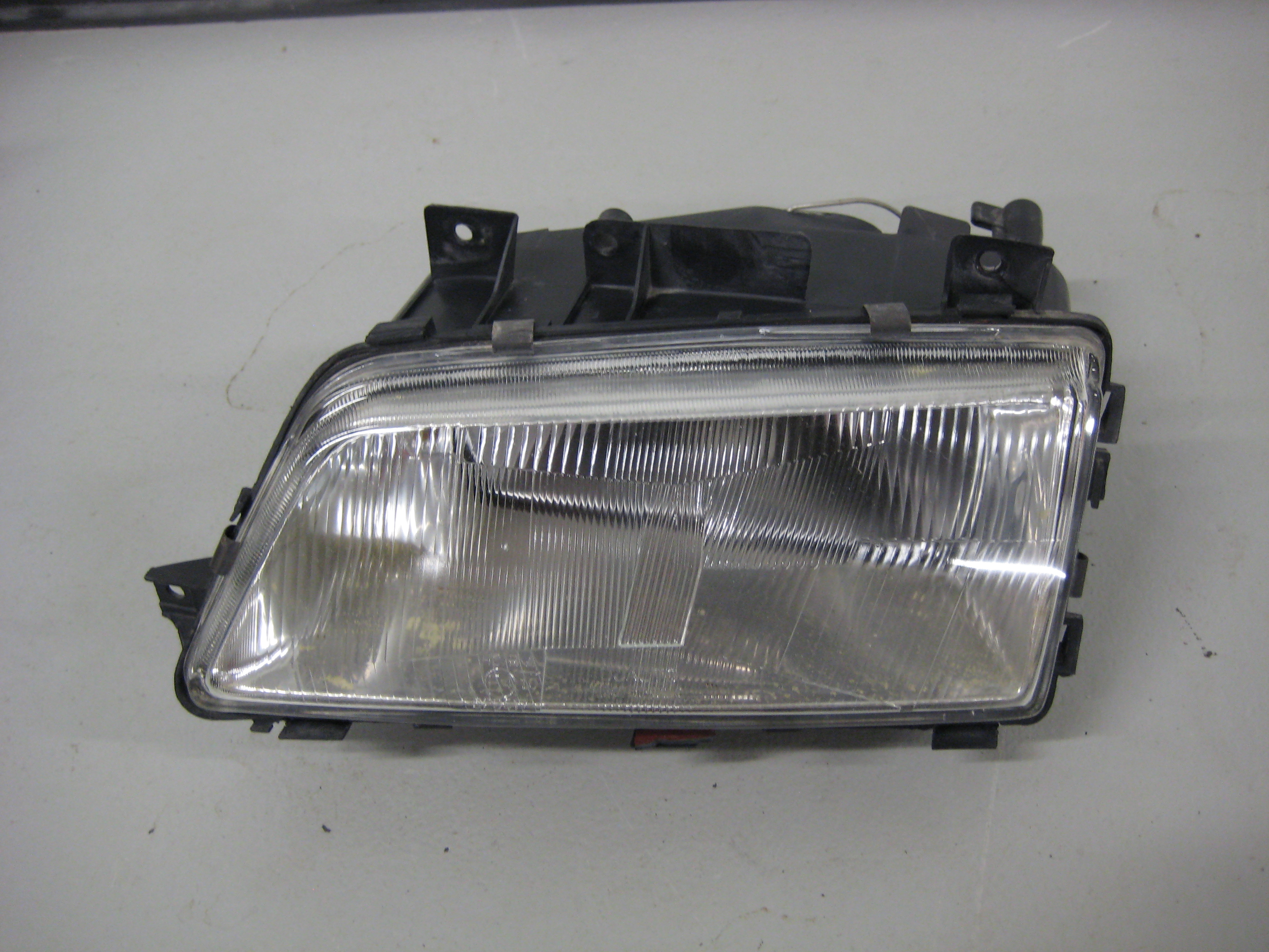 Framlampa Peugeot 405 Vänster