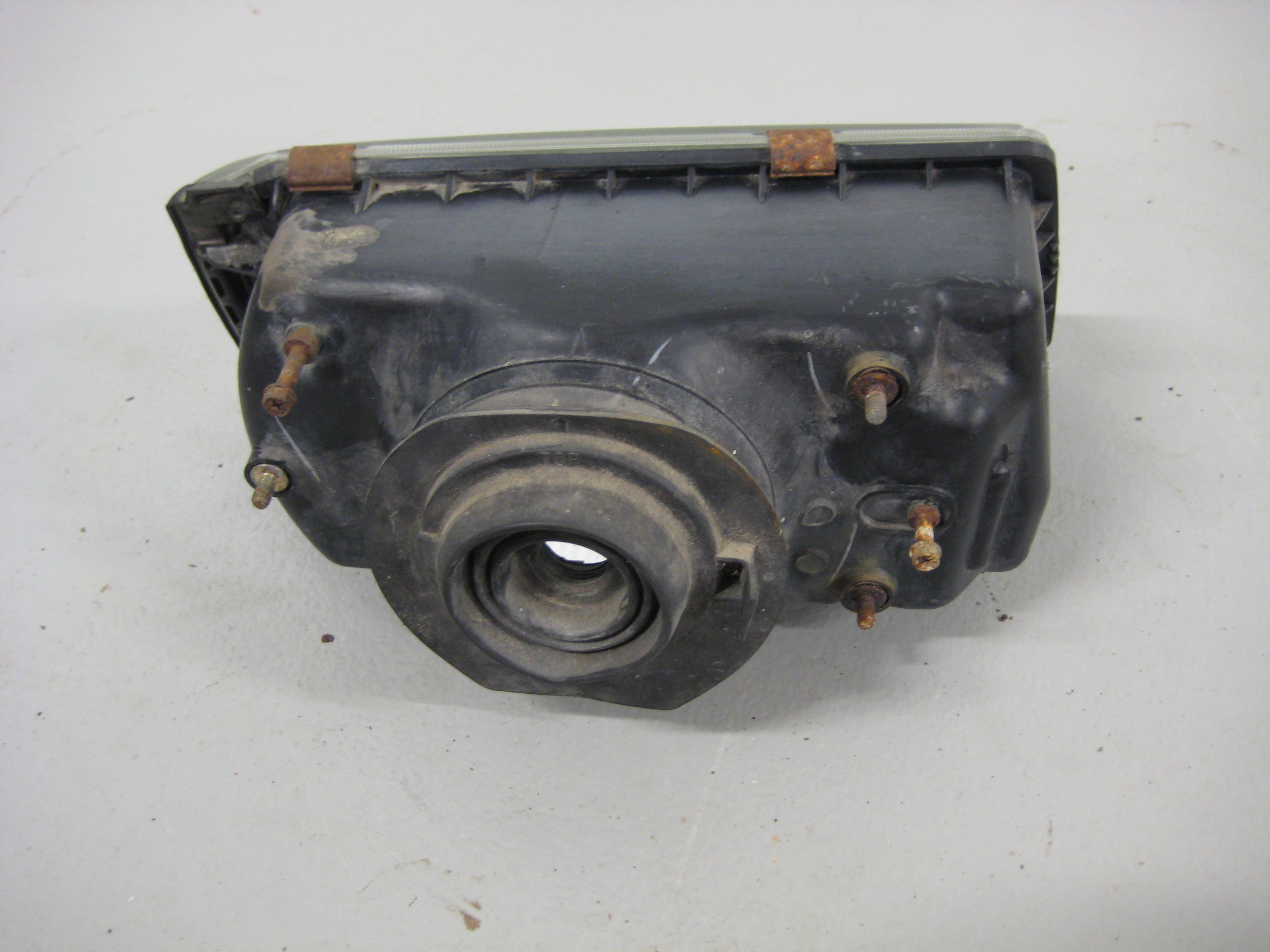 Etuvalo Mitsubishi Colt 1984-87 Vasen - 2
