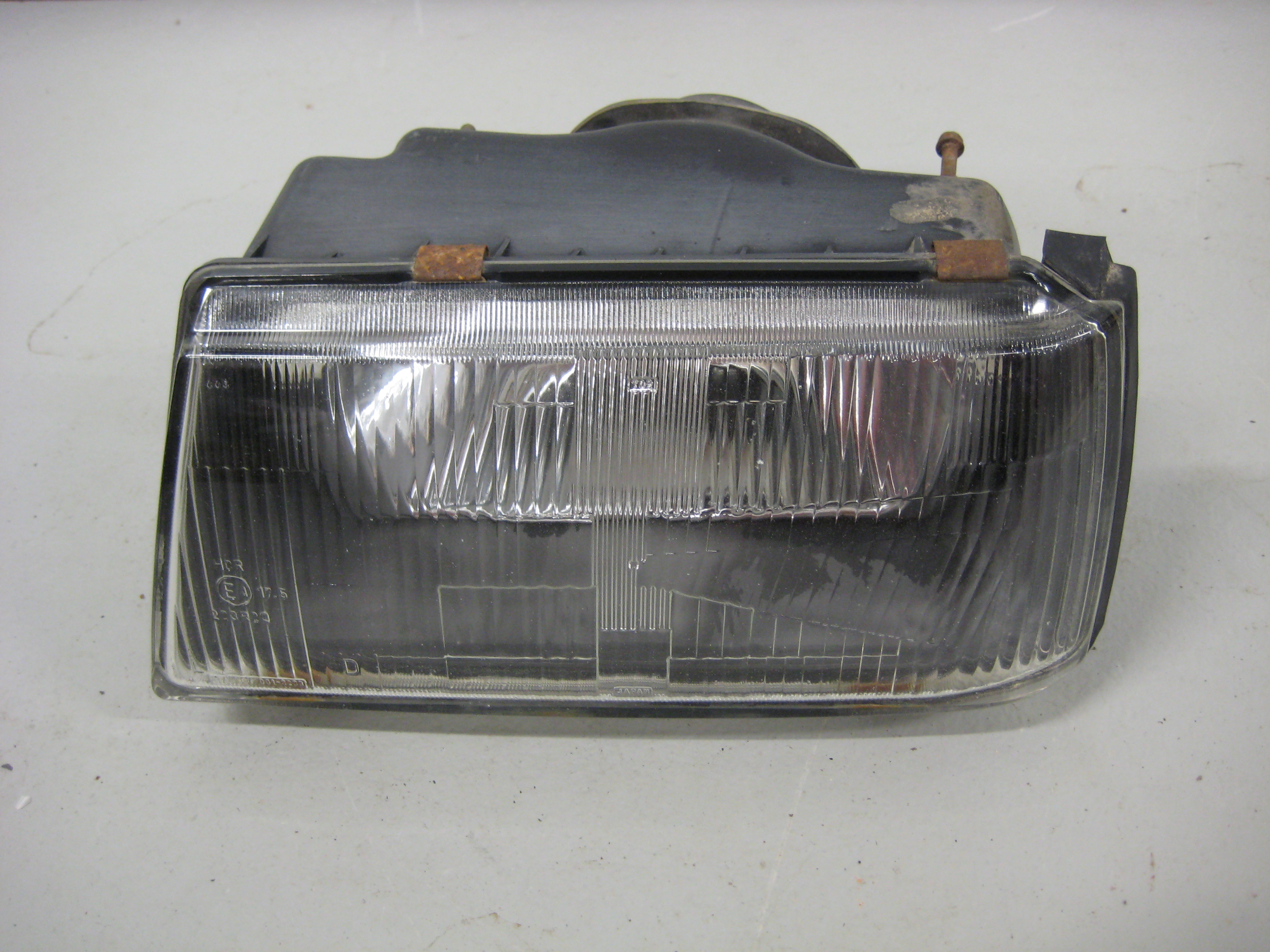 Etuvalo Mitsubishi Colt 1984-87 Vasen