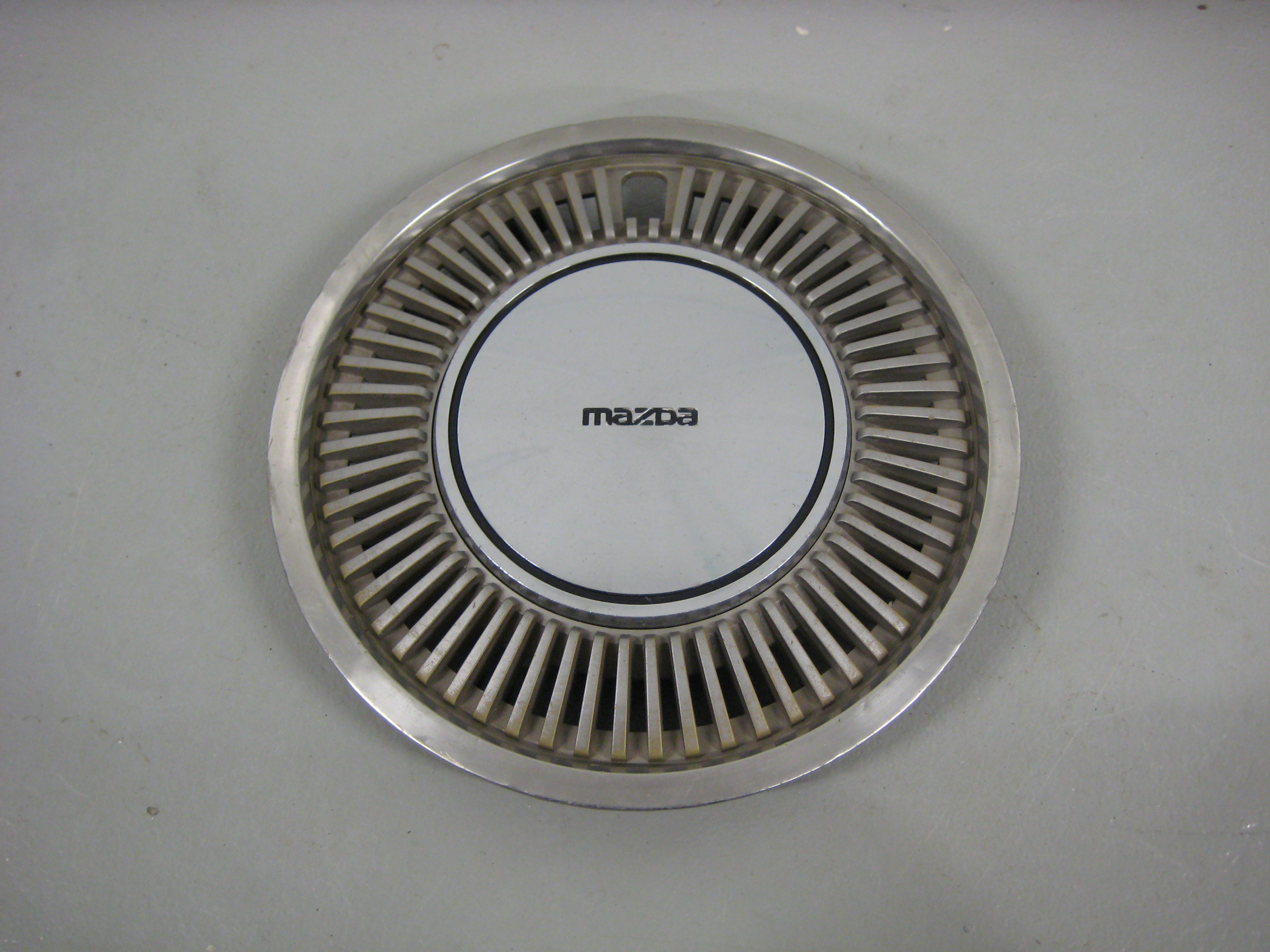 Pölykapseli Mazda 929 1983-85