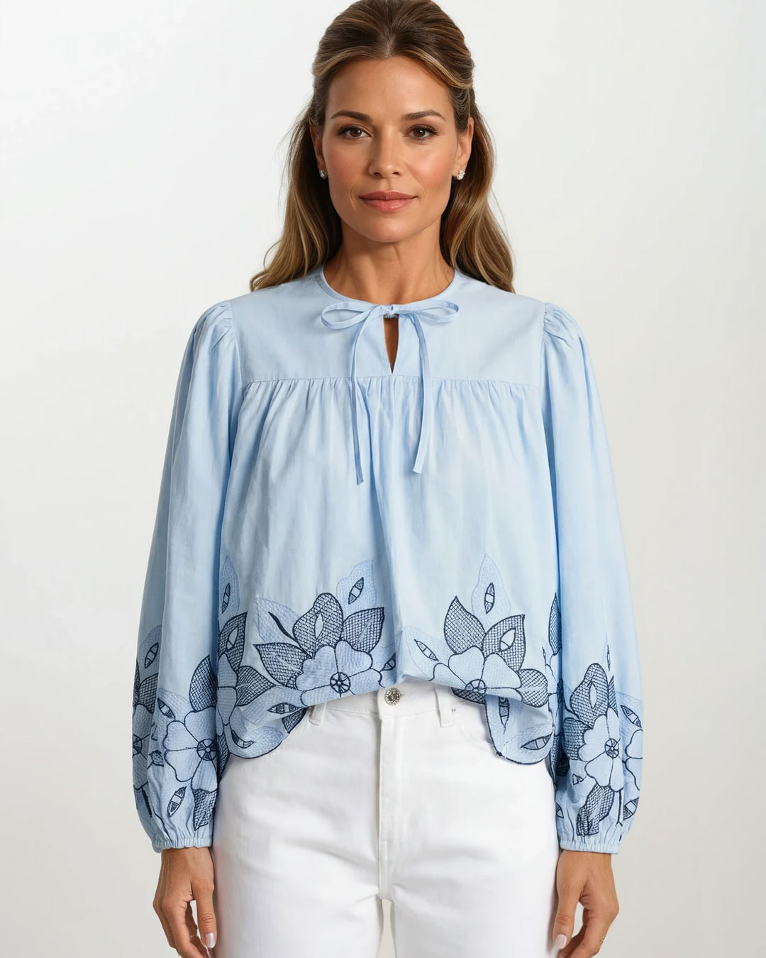 Blus Ballo ljusblå med broderade blommor
