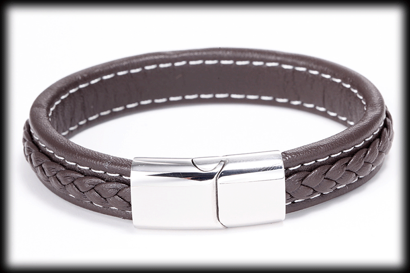 Brunt läderarmband med spänne i stål.