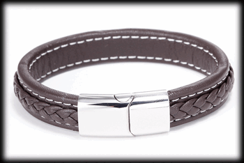 Brunt läderarmband med spänne i stål.