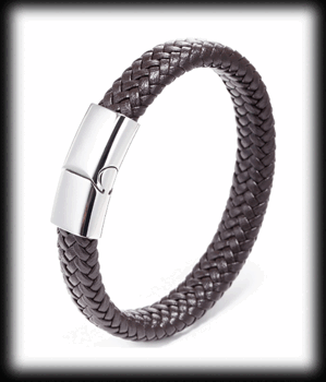 Brunt läderarmband med spänne i stål.