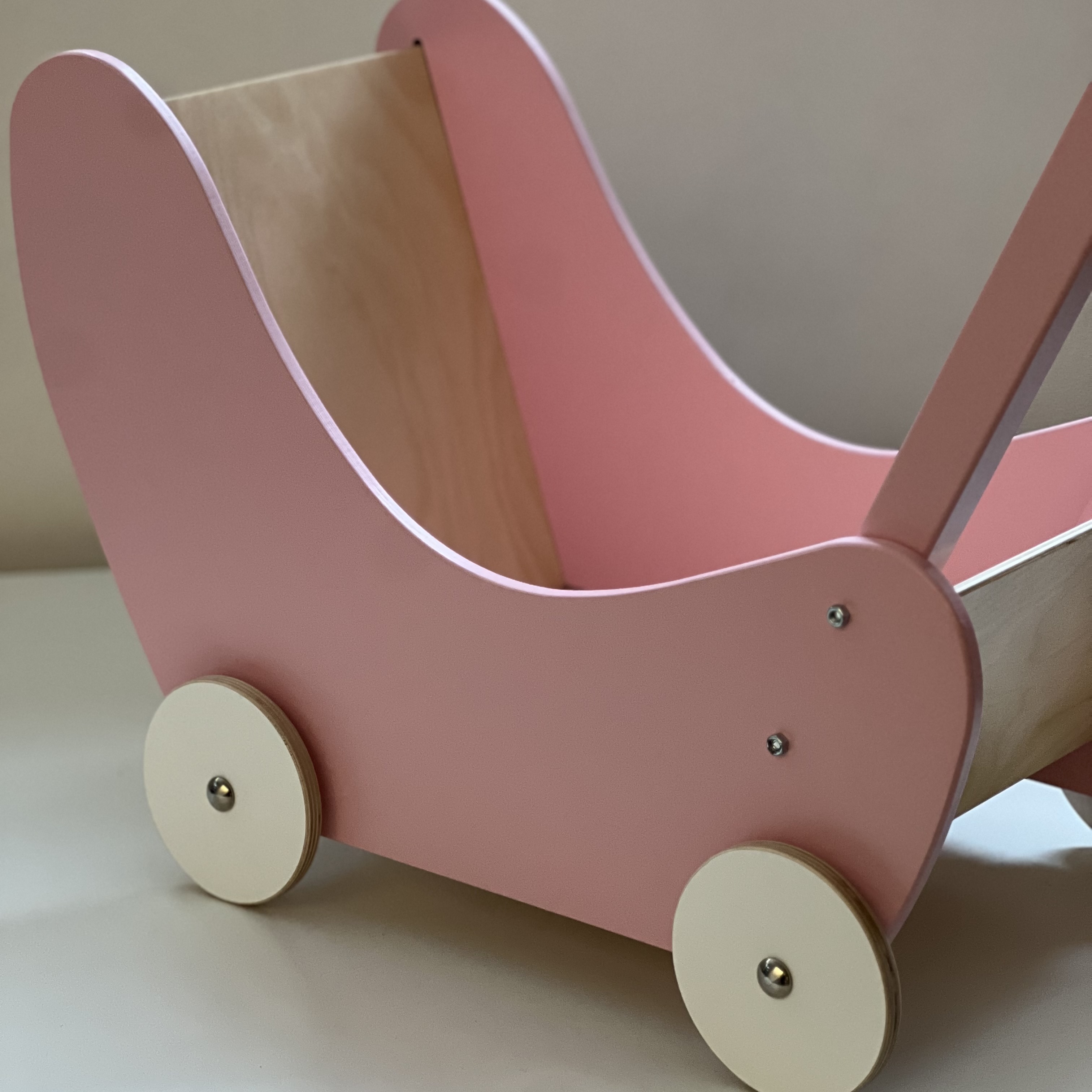 Dockvagn i trä från Hess - rosa  - 2