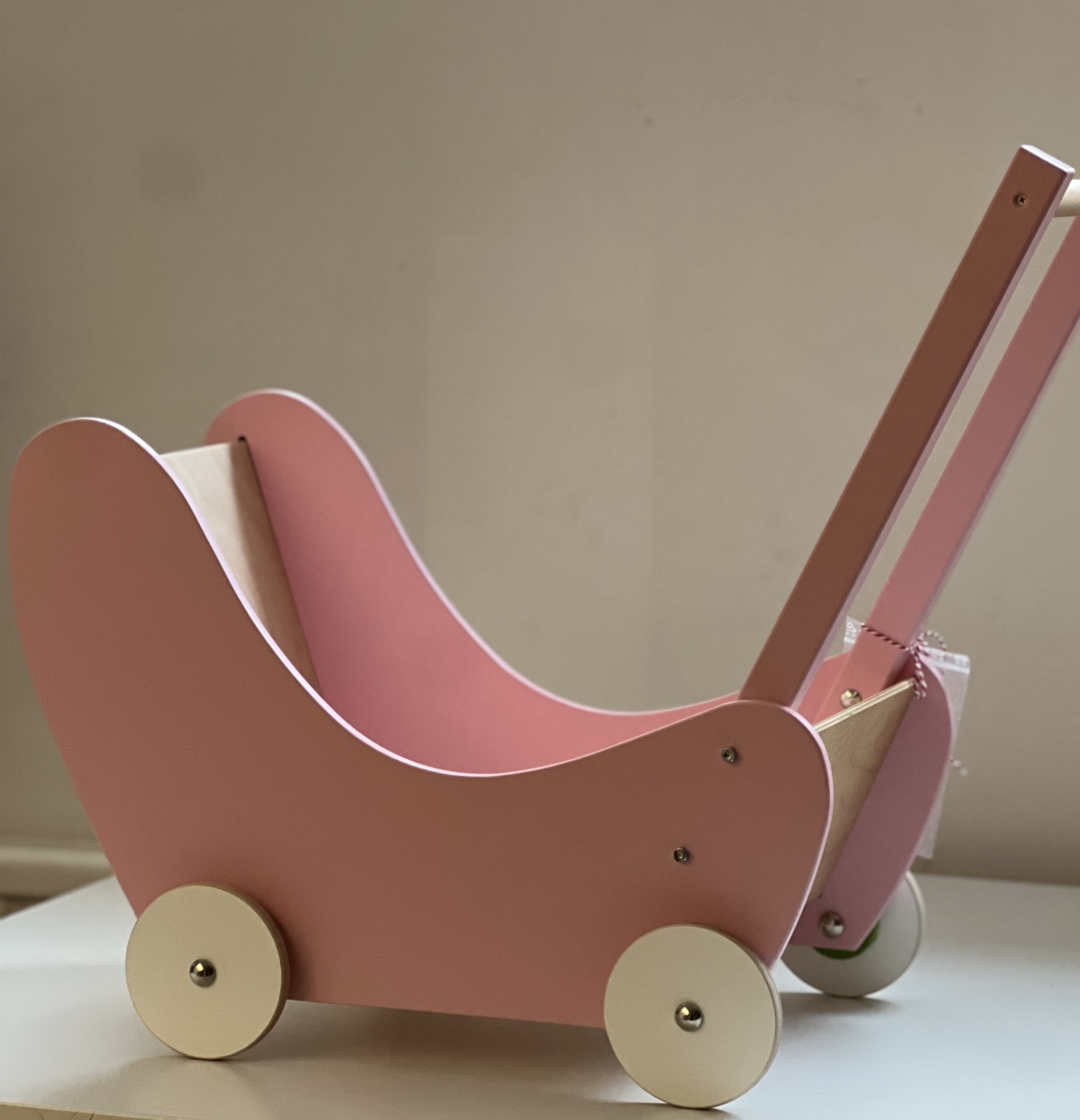 Dockvagn i trä från Hess - rosa  - 3