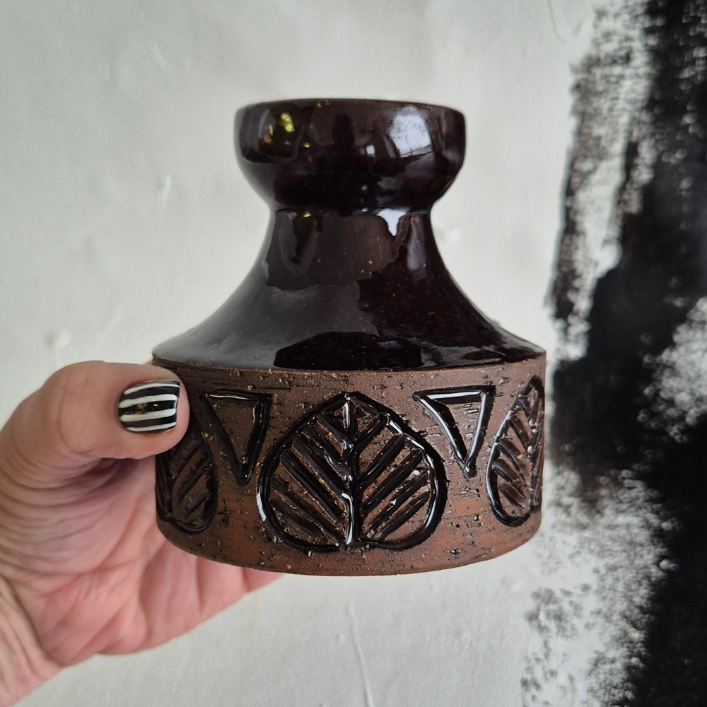 vintage VAS Laholm Sweden, mörkbrun med bladmönster, h 9,6 cm - 4