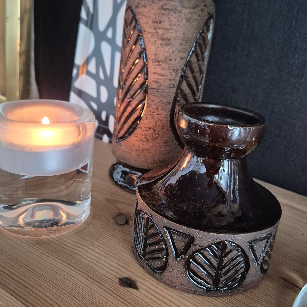 vintage VAS Laholm Sweden, mörkbrun med bladmönster, h 9,6 cm - 7