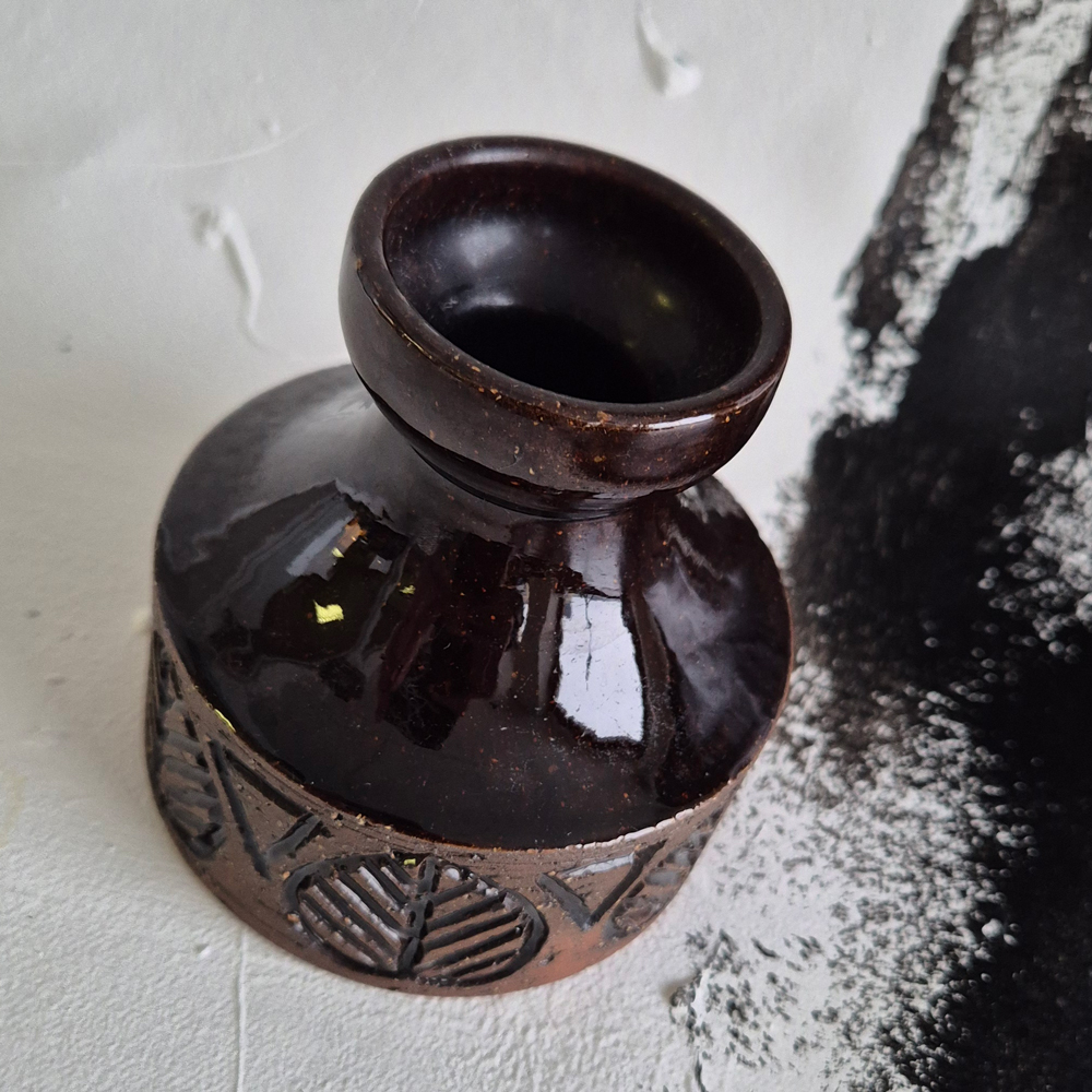 vintage VAS Laholm Sweden, mörkbrun med bladmönster, h 9,6 cm - 2