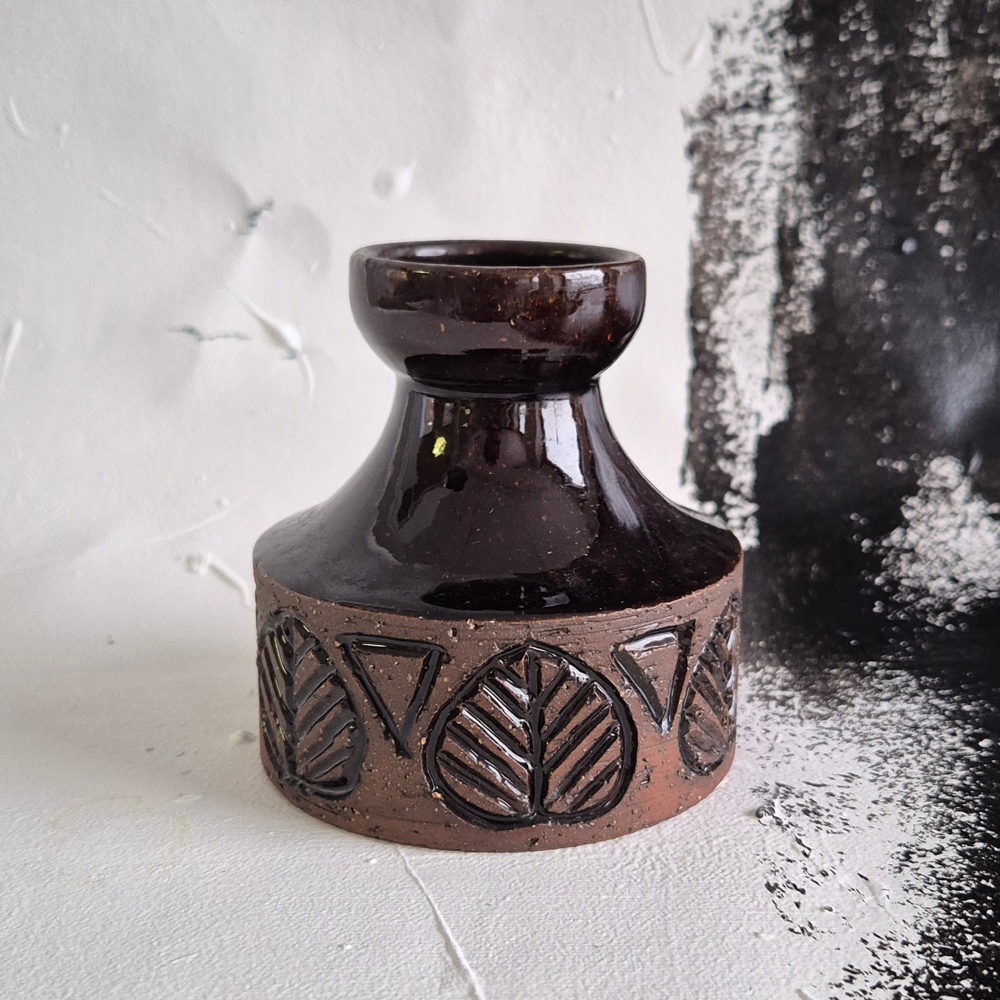 vintage VAS Laholm Sweden, mörkbrun med bladmönster, h 9,6 cm