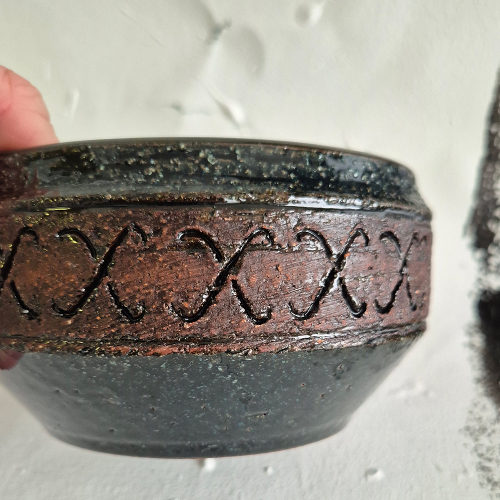 vintage SKÅL Gabriel Sweden, mörkgrön skrovlig glasyr,  h 7,4 cm - 4