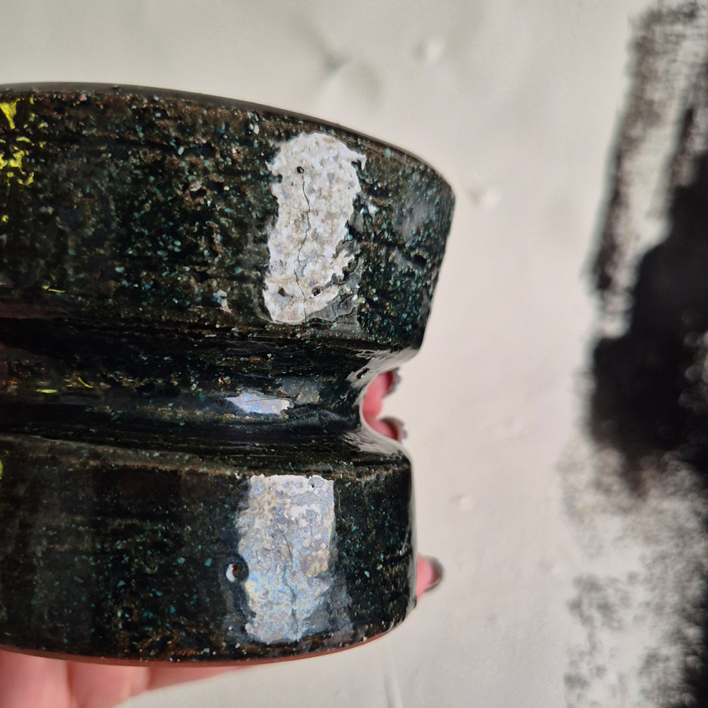 vintage LJUSLYKTA mörkgrön skrovlig glasyr,  h 7 cm - 9