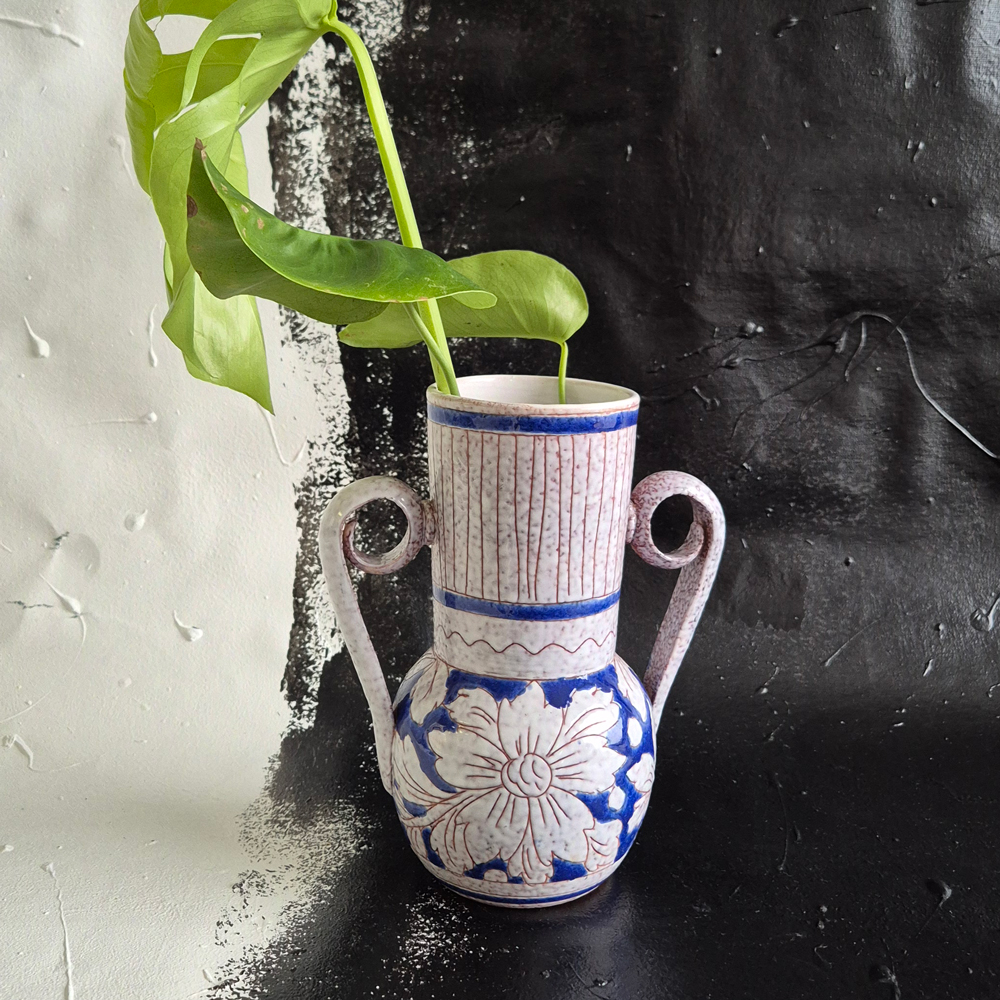 vintage VAS med hänklar, vitgrå med blommönster i blått,  h 20 cm - 8
