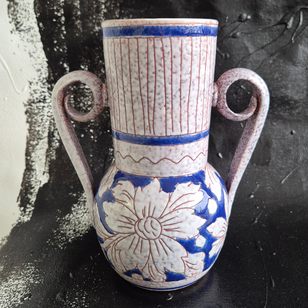 vintage VAS med hänklar, vitgrå med blommönster i blått,  h 20 cm - 5