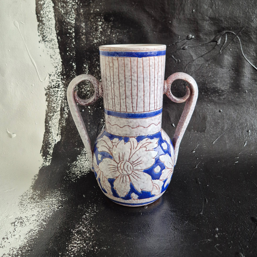 vintage VAS med hänklar, vitgrå med blommönster i blått,  h 20 cm