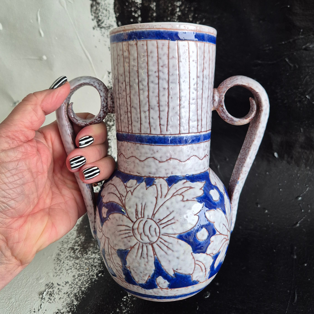 vintage VAS med hänklar, vitgrå med blommönster i blått,  h 20 cm - 6