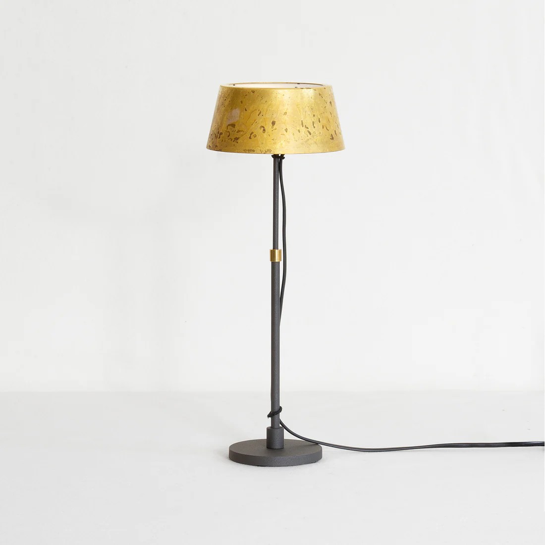 Karl bordlampa Liten - Mässing/Mörkgrå