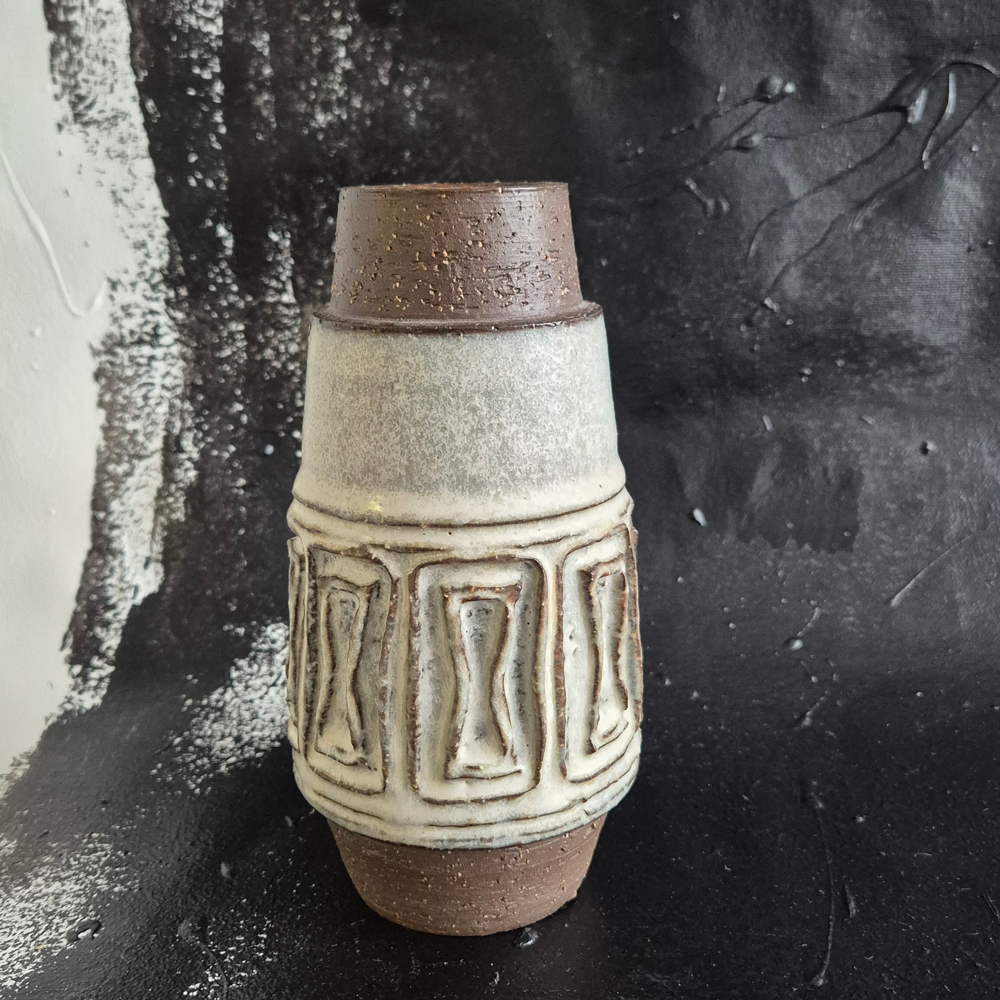 vintage VAS brun-beige med mönster i relief, h 18 cm