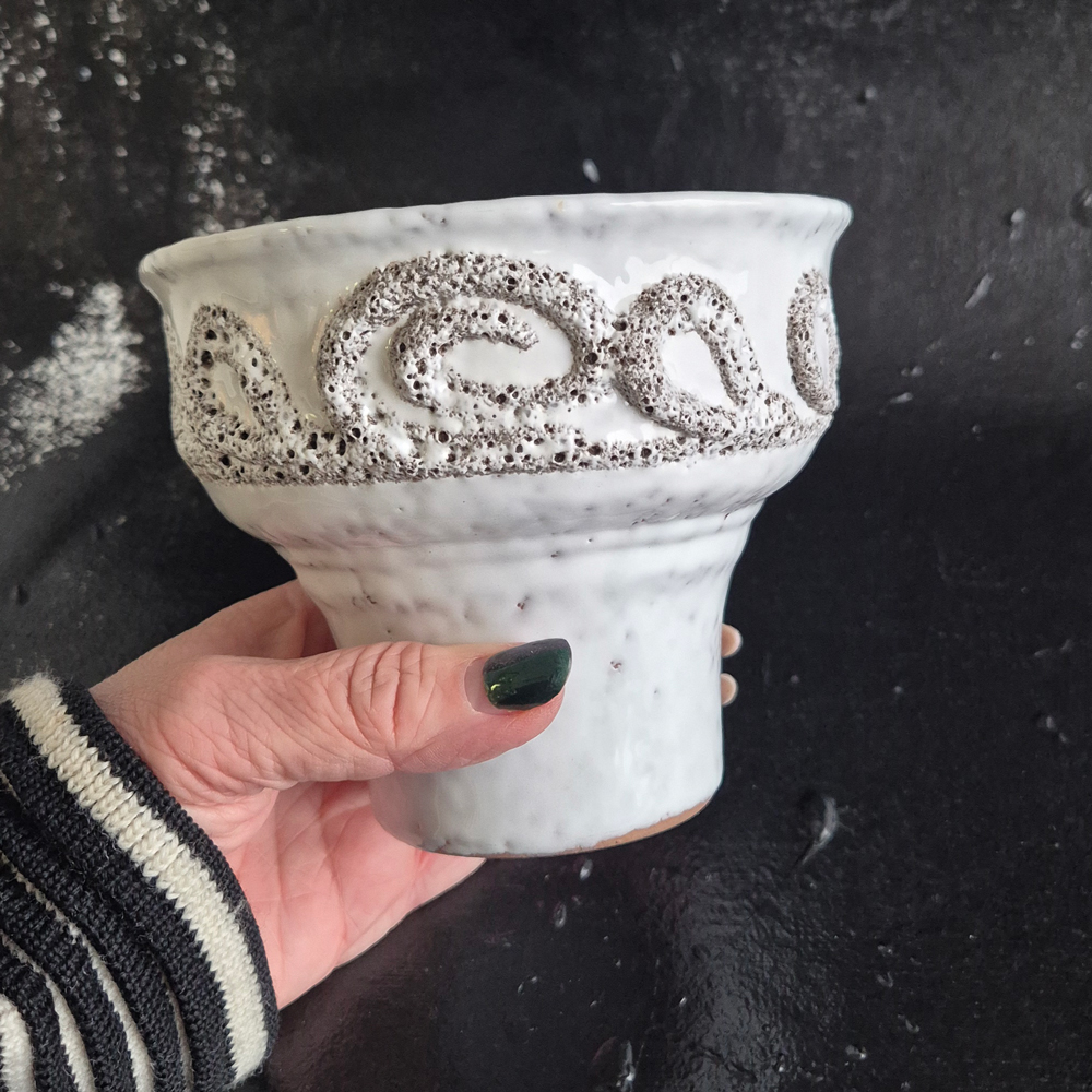 vintage VAS/SKÅL Strehla GDR, vit glasyr med mönster i relief, h 11,2 cm - 4