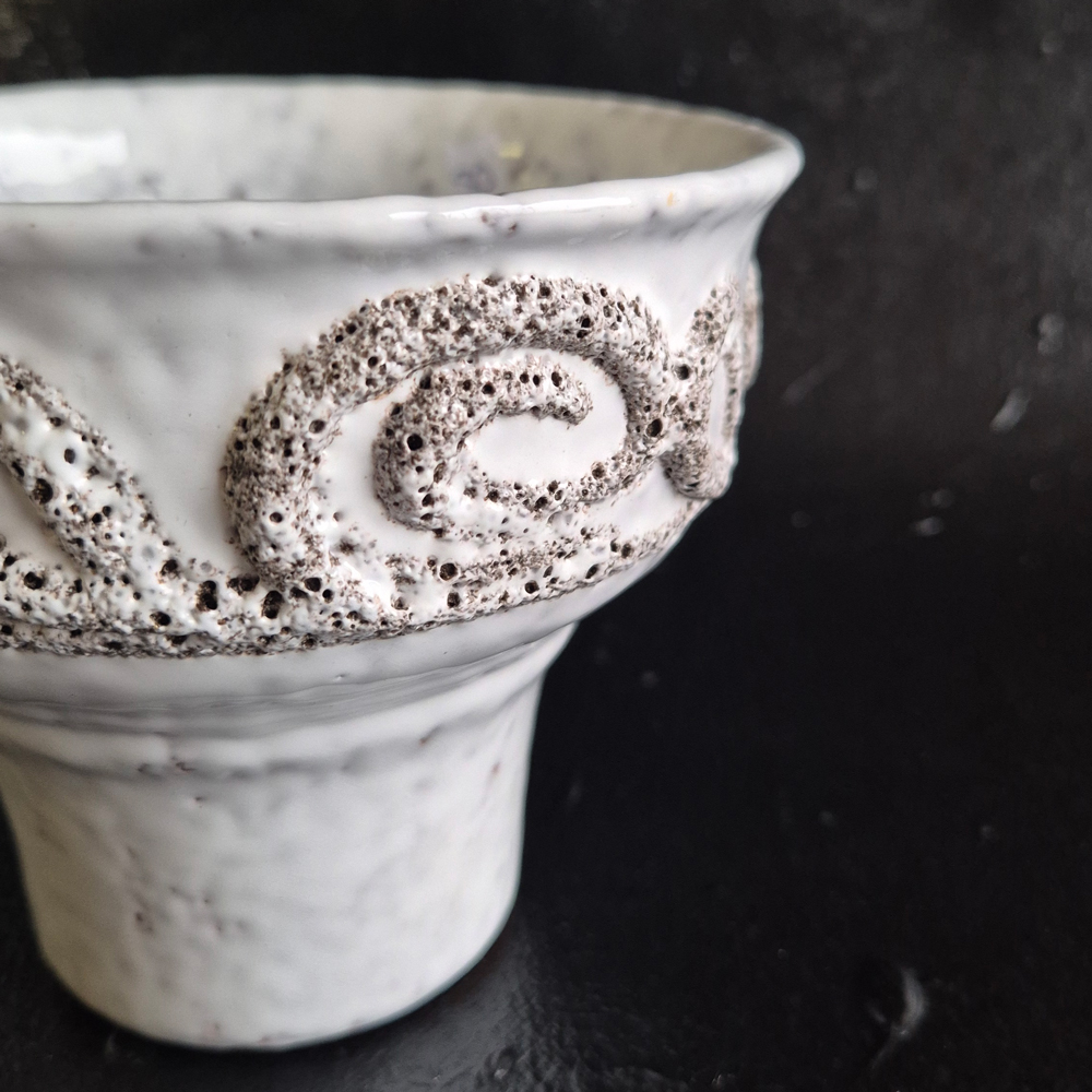 vintage VAS/SKÅL Strehla GDR, vit glasyr med mönster i relief, h 11,2 cm - 3