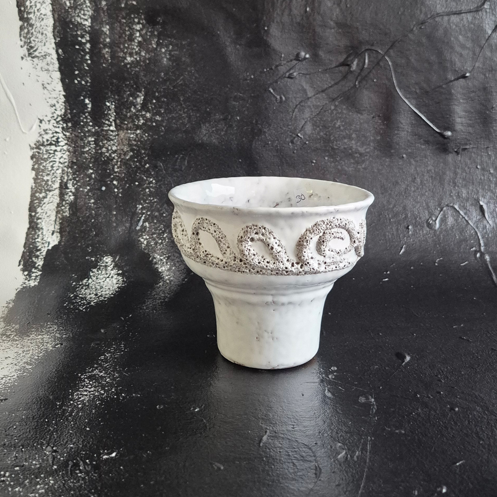 vintage VAS/SKÅL Strehla GDR, vit glasyr med mönster i relief, h 11,2 cm