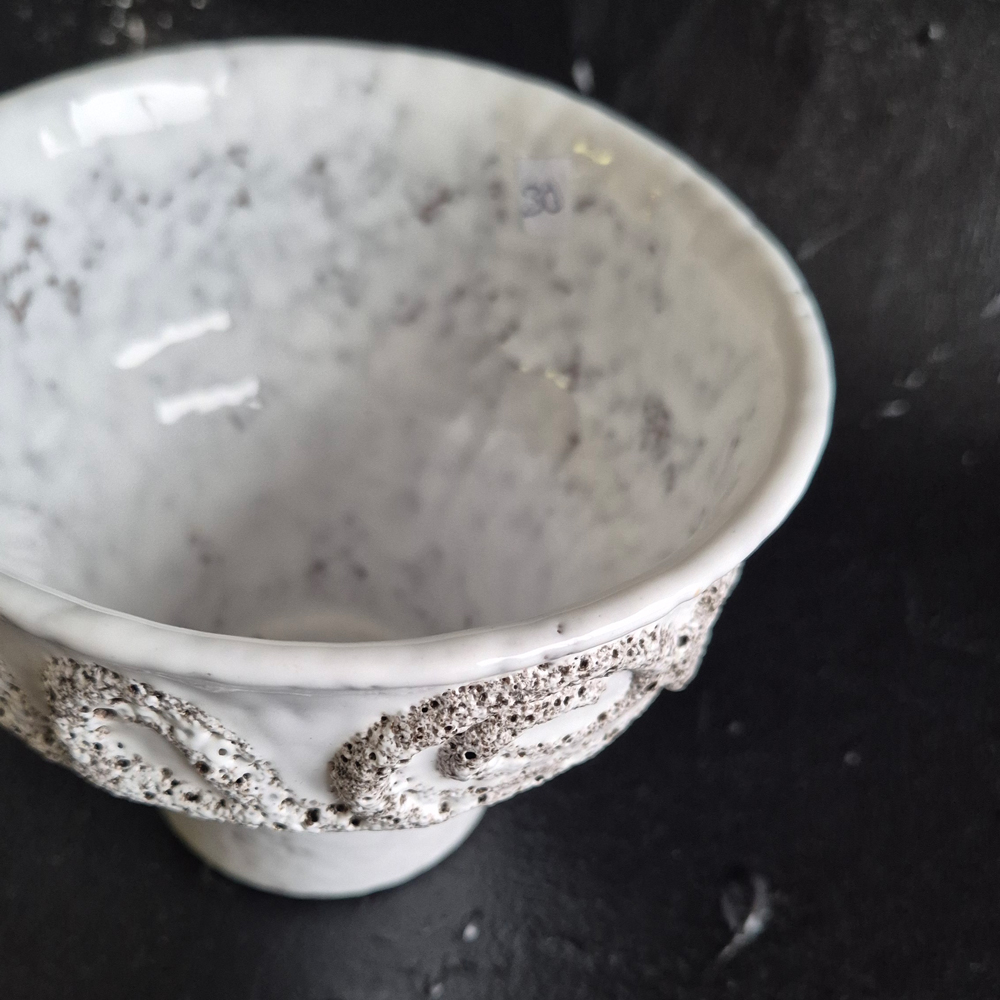 vintage VAS/SKÅL Strehla GDR, vit glasyr med mönster i relief, h 11,2 cm - 2
