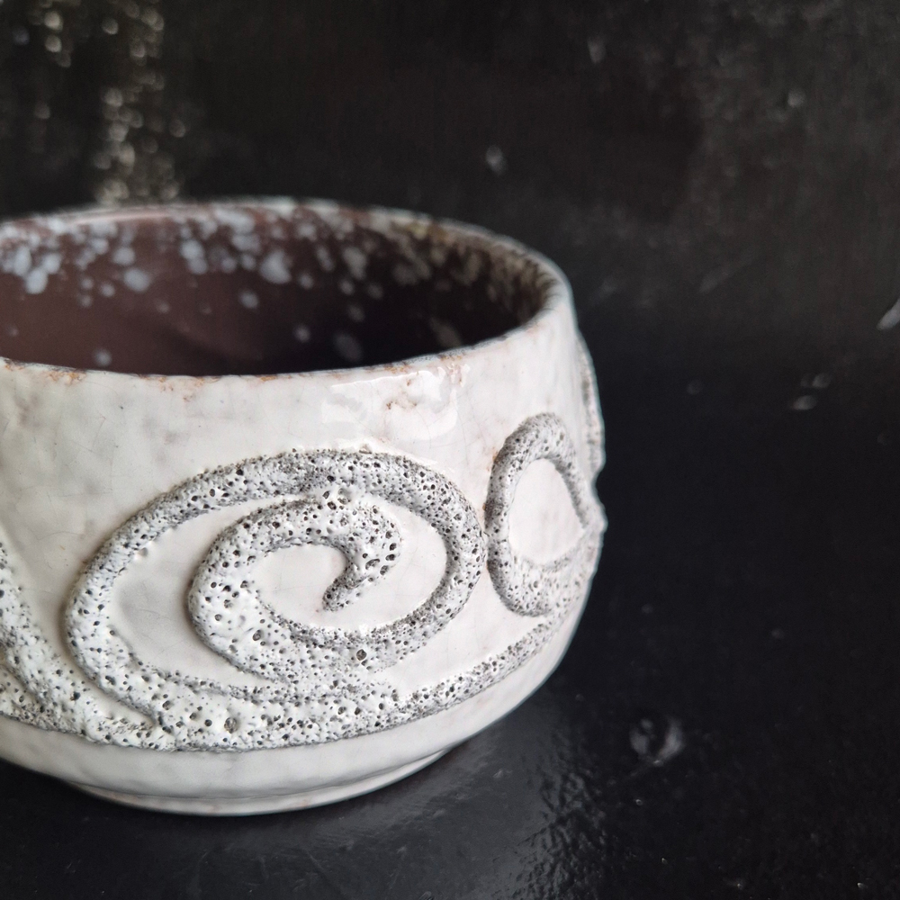 vintage SKÅL Strehla GDR, vit glasyr med mönster i relief, h 7 cm - 2