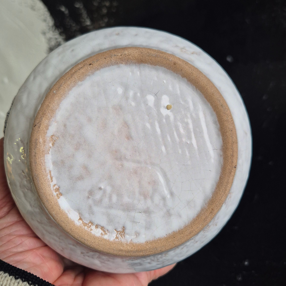 vintage SKÅL Strehla GDR, vit glasyr med mönster i relief, h 7 cm - 5