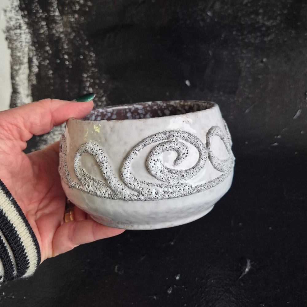 vintage SKÅL Strehla GDR, vit glasyr med mönster i relief, h 7 cm - 4